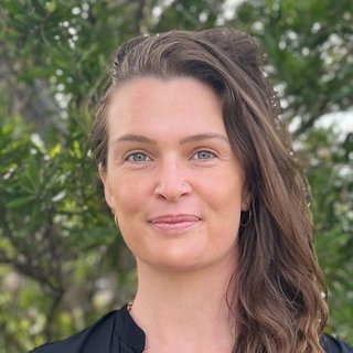 Claudia_Lyons_500x500.scale-100
