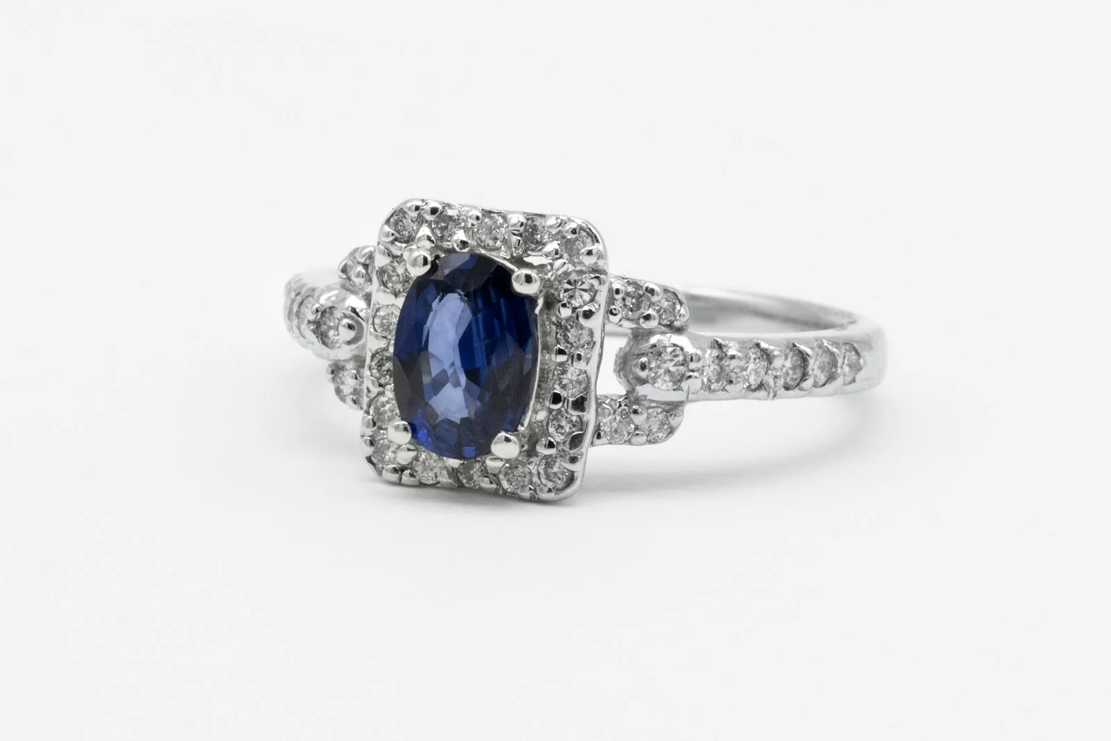 Oval sapphire and diamond ring in white gold