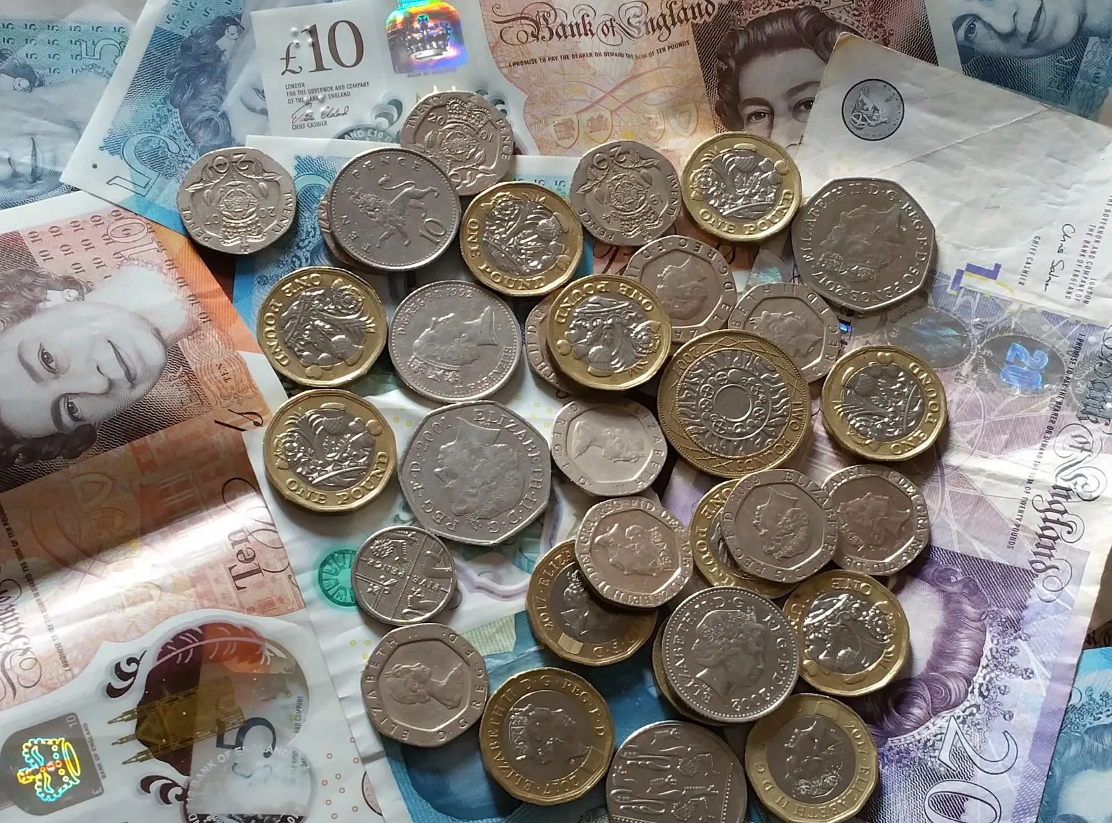 British pound sterling banknotes and coins, for setting a UK wedding budget in dollars | Wedded Wonderland
