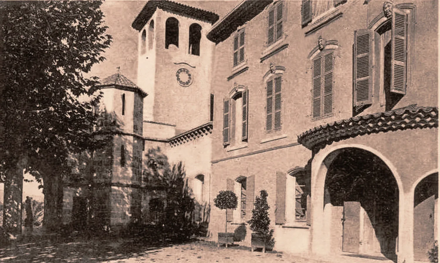 Château de Pradines in Grambois, Provence, the Naomie Olindo wedding venue, on a 1930s postcard | Wedded Wonderland